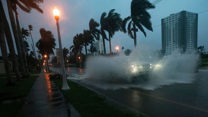 Bão Milton đổ bộ bang Florida, sức gió lên đến 193km/h - Ảnh 2.
