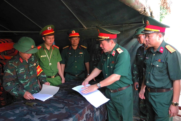 Công binh điều chỉnh thời gian vận hành cầu phao Phong Châu - Ảnh 3.