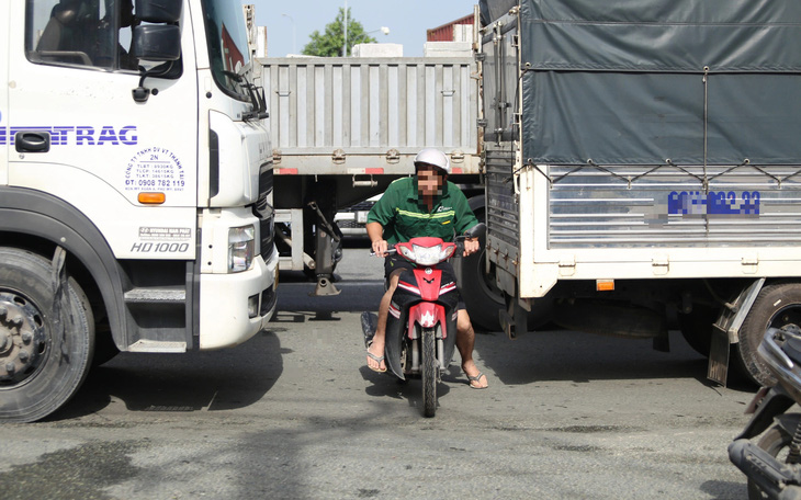 Thu gọn vòng xoay Phú Hữu, lắp rào tách riêng làn xe máy với container để tránh tai nạn - Ảnh 3.