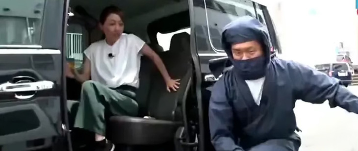 Tài xế taxi Nhật Bản hóa thành ninja, vệ sĩ thu hút khách nước ngoài - Ảnh 3.