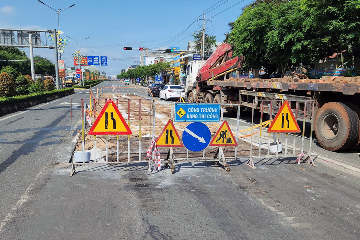 Quốc lộ 14 qua trung tâm thành phố Đồng Xoài xuống cấp - Ảnh 1.