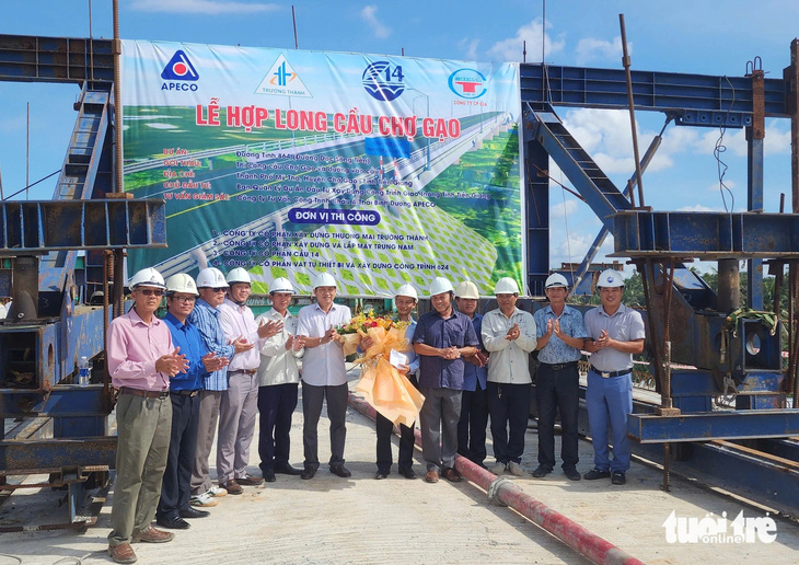 Hợp long nhịp chính cầu Chợ Gạo - Ảnh 3.