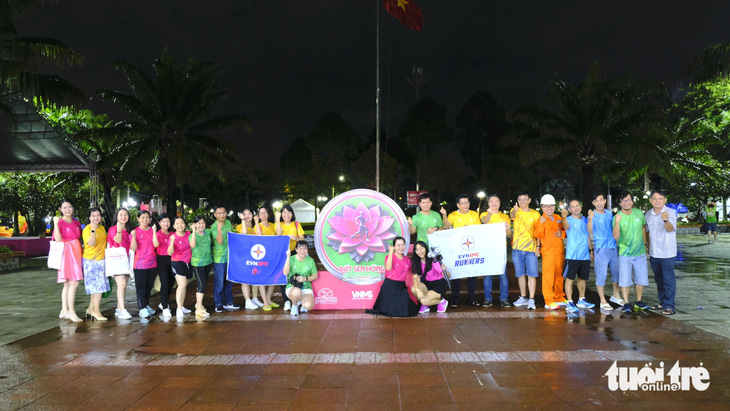 Khai mạc giải Marathon đất sen hồng dưới trời mưa   - Ảnh 1.