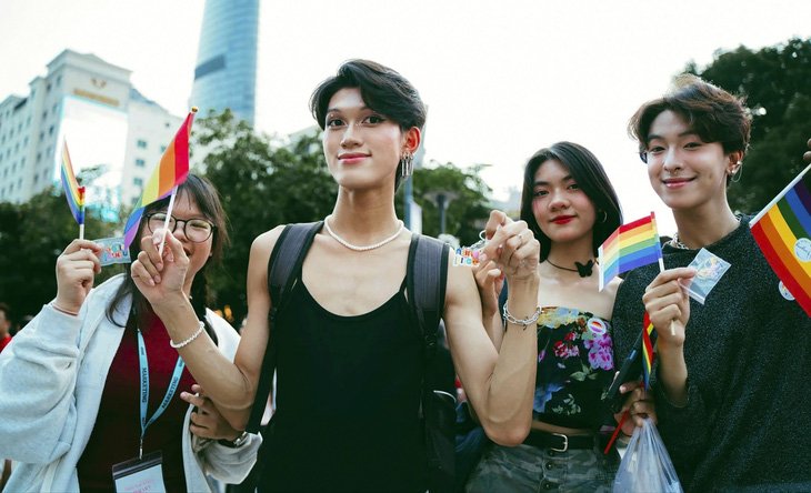 cac-ban-cong-dong-lgbt-tham-gia-bieu-dien-17286945700291225146880.jpg