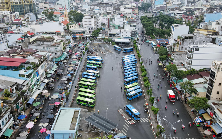 Xử lý ô tô đậu tràn lan dưới lòng đường ở trung tâm TP.HCM - Ảnh 2.