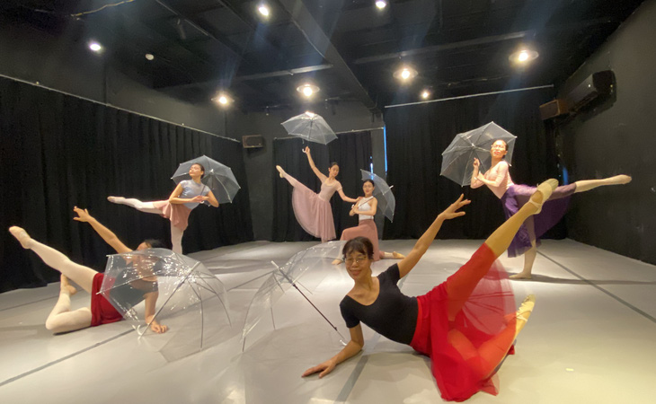 Những giấc mơ tuổi trung niên - Kỳ 2: Tuổi 50 xỏ chân vào giày múa ballet - Ảnh 3.