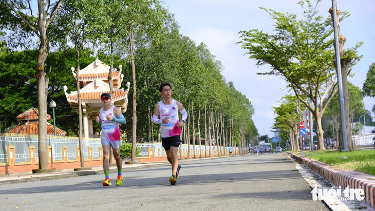 Về Đồng Tháp chạy marathon, ăn canh chua cá linh - Ảnh 1.