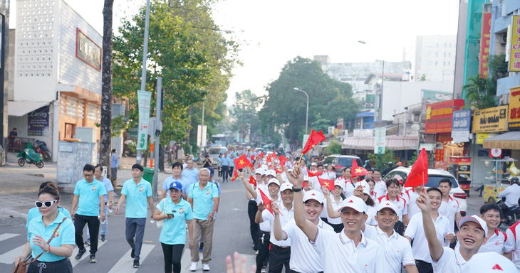 Hơn 2.000 người tham dự chương trình đi bộ vinh danh doanh nghiệp của quận 5 - Ảnh 1.