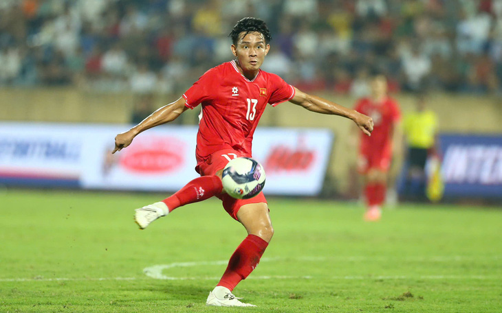 Cựu danh thủ vô địch AFF Cup 2008 huấn luyện bóng đá cho trẻ em - Ảnh 2.