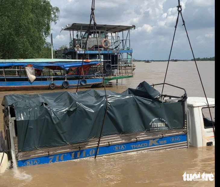 Trục vớt thành công chiếc xe tải rơi xuống sông khi đang qua phà - Ảnh 2.