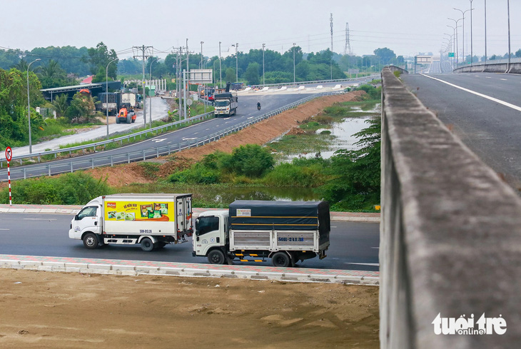 Đoạn cao tốc Bến Lức - Long Thành 'xịn, mịn' sắp khai thác năm nay  - Ảnh 12.