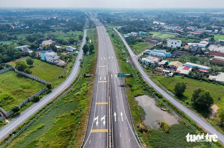 Đoạn cao tốc Bến Lức - Long Thành 'xịn, mịn' sắp khai thác năm nay  - Ảnh 7.