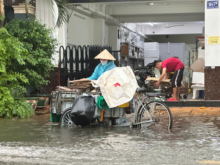 Ngày thứ 2 Cần Thơ ngập như sông do mưa lớn  - Ảnh 1.