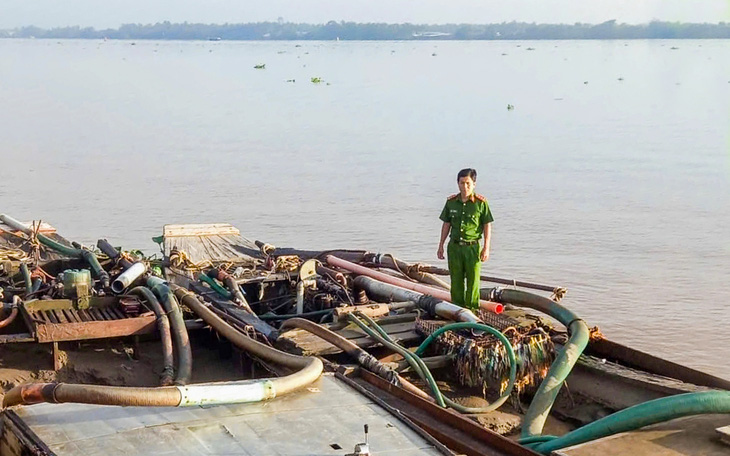 Một đêm, công an liên tục bắt bốn vụ mua bán cát trái phép ở sông Trà Khúc - Ảnh 4.