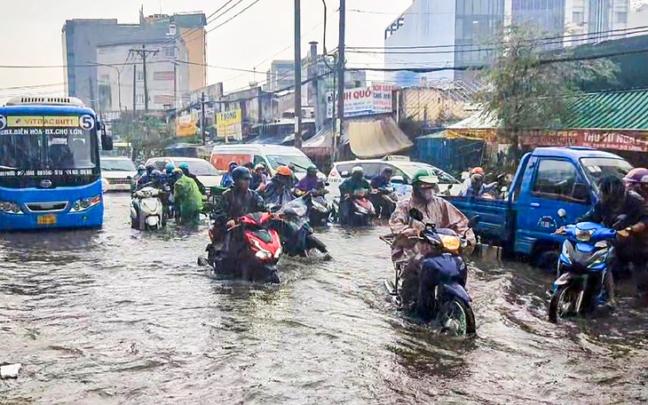 Nhiều đường ở TP Thủ Đức ngập cả tuần, chưa kịp rút lại ngập tiếp - Ảnh 3.