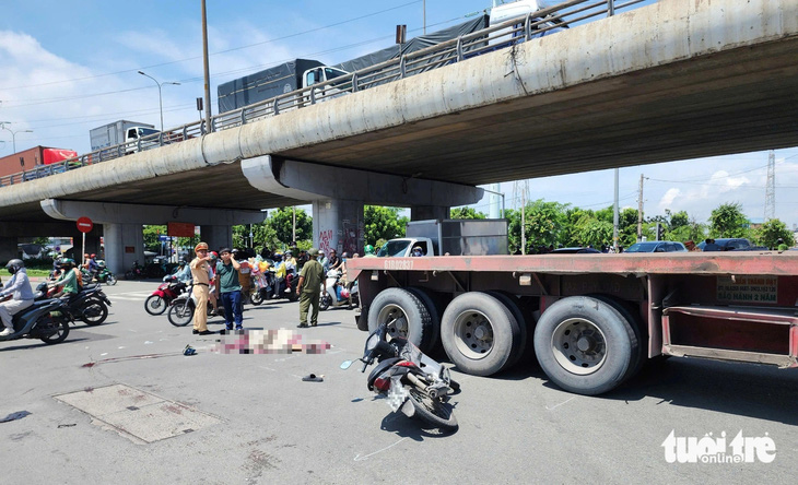 Quốc lộ 1 kẹt 5km sau tai nạn chết người tại cầu vượt Tân Thới Hiệp  - Ảnh 1.