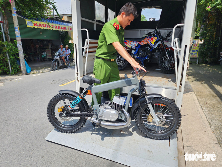 Công an huyện Hóc Môn kiểm tra nơi 'tự chế cào cào bay' sau phản ánh của Tuổi Trẻ - Ảnh 4.