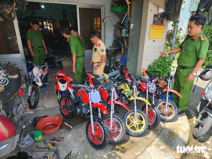 Công an kiểm tra nơi bán 'cào cào bay' ở Hóc Môn sau phản ánh của Tuổi Trẻ - Ảnh 3.