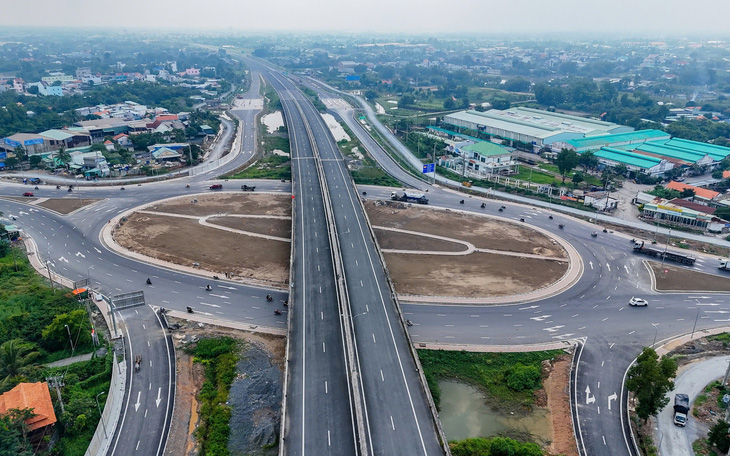 Đưa 22km phía Tây cao tốc Bến Lức - Long Thành vào khai thác trước Tết 2025 - Ảnh 2.