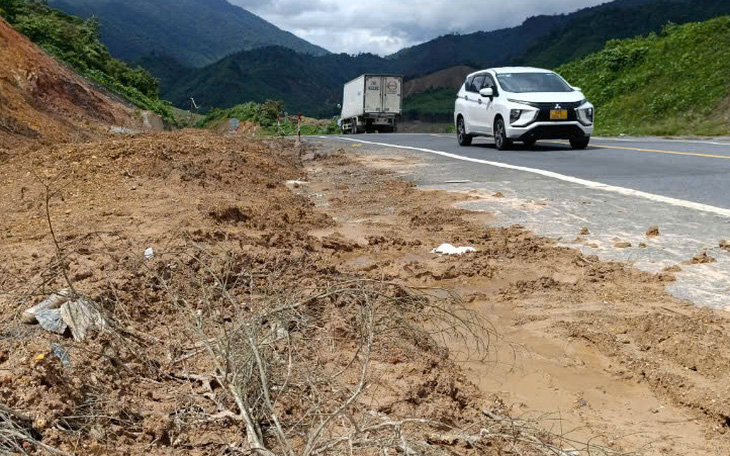 Hơn 1 tháng sau mưa bão, cao tốc Nội Bài - Lào Cai vẫn ngổn ngang sạt lở - Ảnh 14.