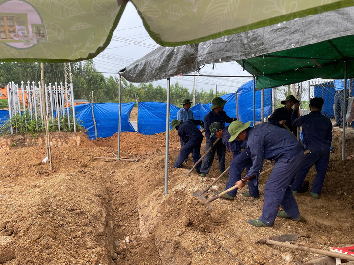 Mộ tập thể liệt sĩ tại quốc lộ 19 bị đối phương chôn rất tàn nhẫn, thi thể chồng chất lên nhau - Ảnh 1.