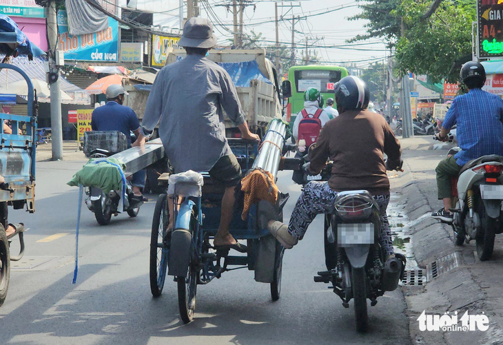 Ngán ngẩm xe chở hàng cồng kềnh... chạy bon bon trên đường - Ảnh 6.