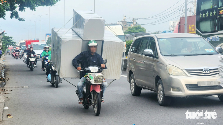 Ngán ngẩm xe chở hàng cồng kềnh... chạy bon bon trên đường - Ảnh 2.