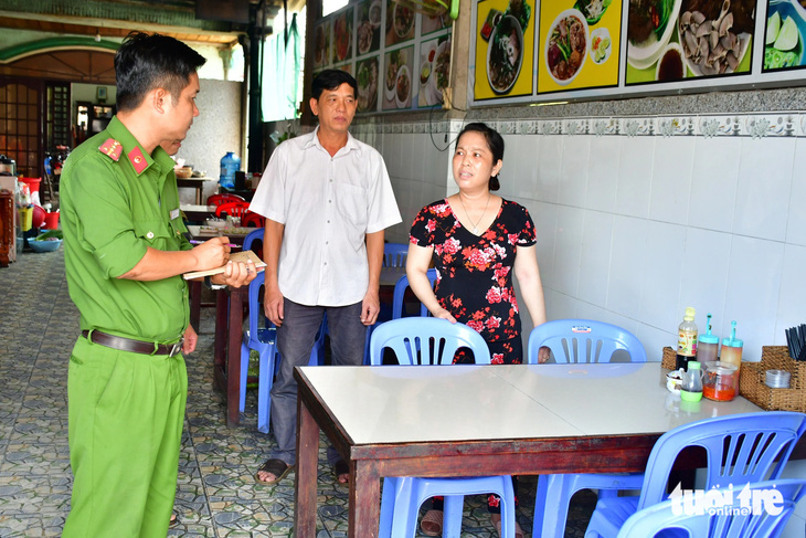 Chủ quán ăn trả lại nhiều tài sản cho người bỏ quên - Ảnh 1.