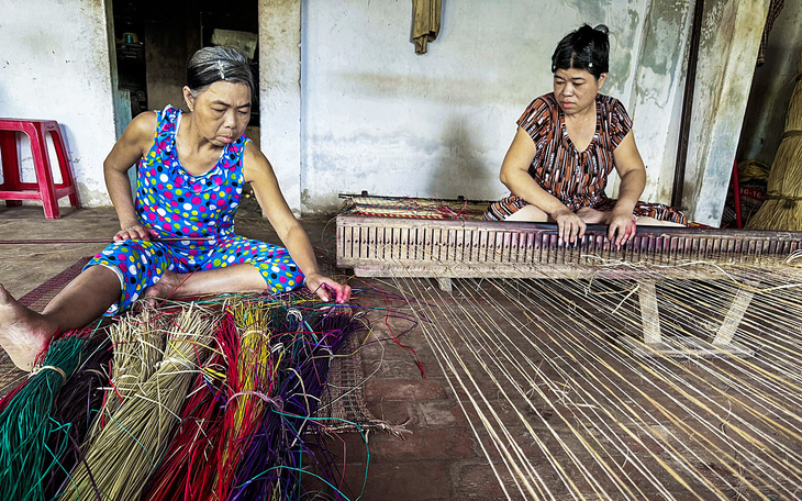 Làng nghề, điểm may gia công bị xóa sổ - Ảnh 2.