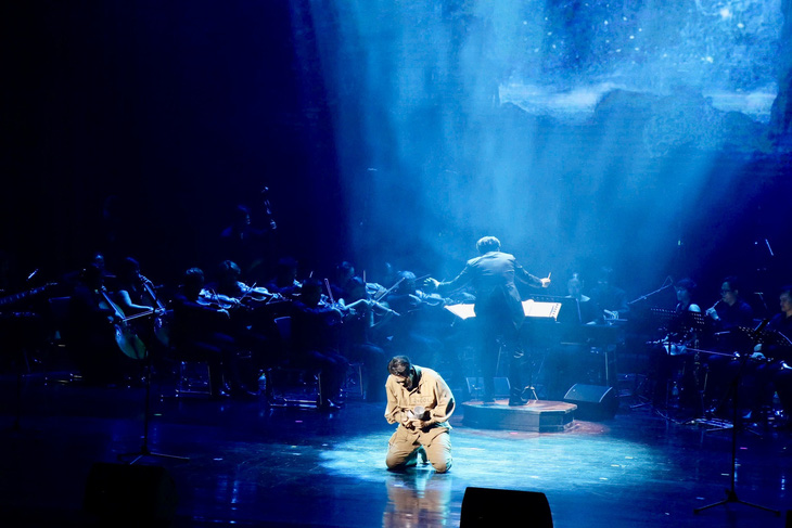 Tái hiện nhạc kịch 'Những người khốn khổ' phiên bản staged concert tại TP.HCM - Ảnh 4.