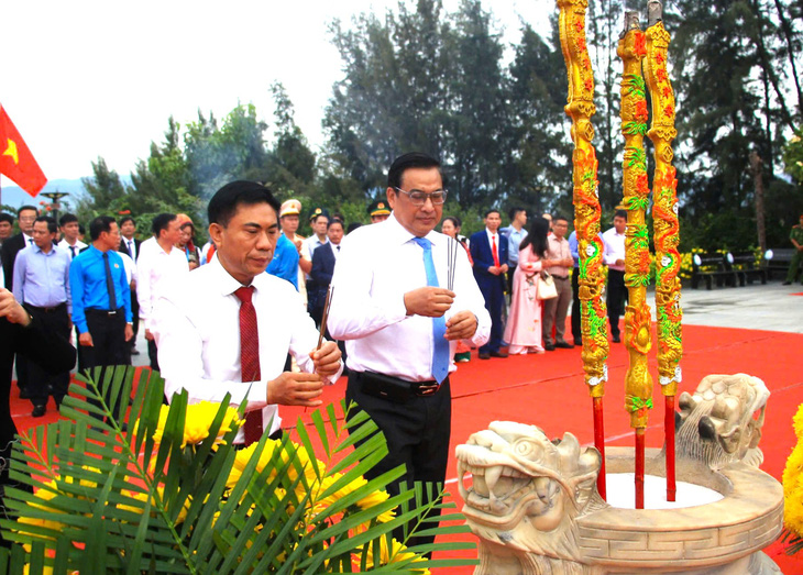 Đoàn đại biểu Ban Tuyên giáo Trung ương dâng hương tại khu tưởng niệm chiến sĩ Gạc Ma - Ảnh 2.