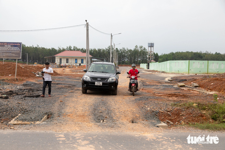 The highway resettlement area is not yet connected, people are worried every time they go to the main road - Photo 1.