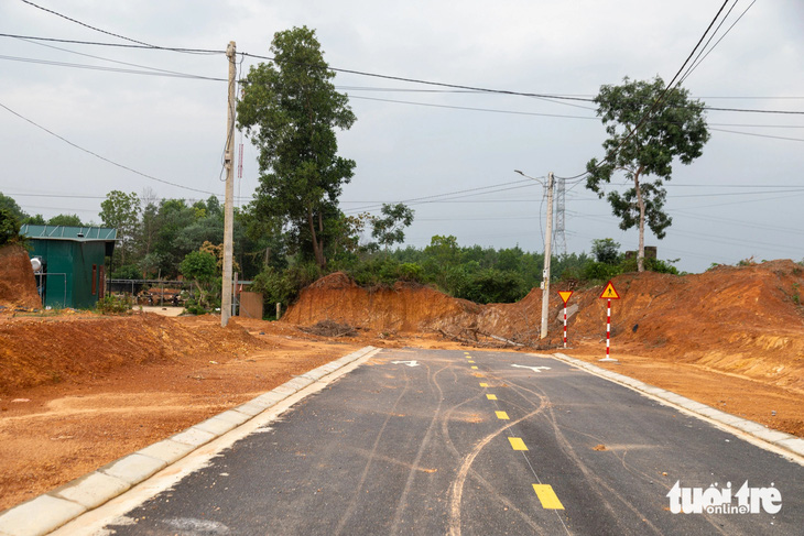 The highway resettlement area is not yet connected, people are worried every time they go to the main road - Photo 2.