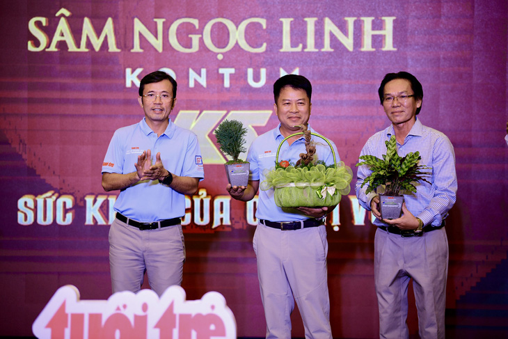 Củ sâm Ngọc Linh hơn 20 năm tuổi được phở Khỏe đấu giá 220 triệu đồng - Ảnh 1.