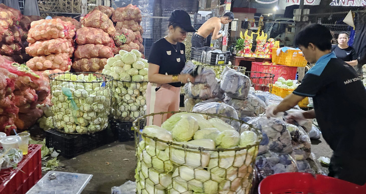 Giá bán rau, thịt, cá... tại chợ tăng, người dân tăng đi siêu thị để 'săn' khuyến mãi - Ảnh 2.