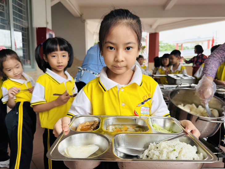 Trường tiểu học mời phụ huynh 'mục sở thị' bữa ăn bán trú - Ảnh 5.