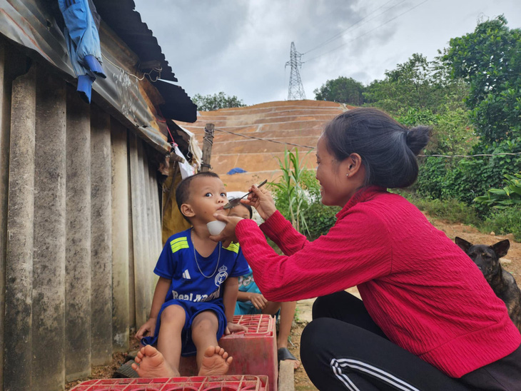 64 trụ điện xây trái phép để bán điện làm nóng cuộc họp báo - Ảnh 1.