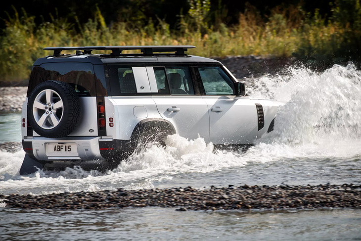 Chủ xe Land Rover Defender kiện hãng vì 4 năm phải thay kính trước 5 lần - Ảnh 2.