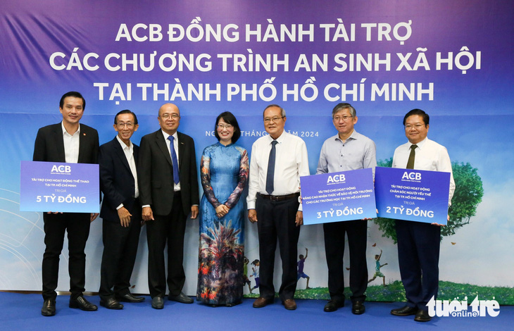 ACB hỗ trợ TP.HCM 10 tỉ đồng chăm lo an sinh xã hội, thể thao - Ảnh 1.