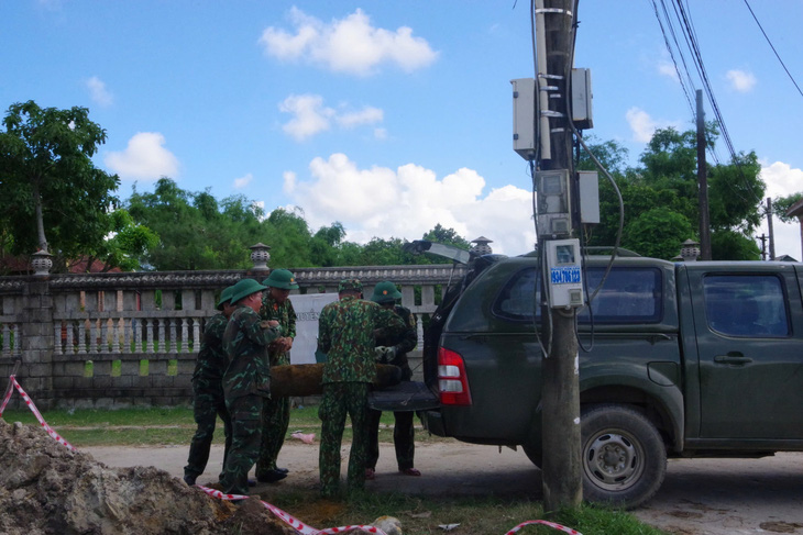 Di dời quả bom tạ trong khu dân cư đông đúc, cách nhà dân chỉ 10m - Ảnh 2.