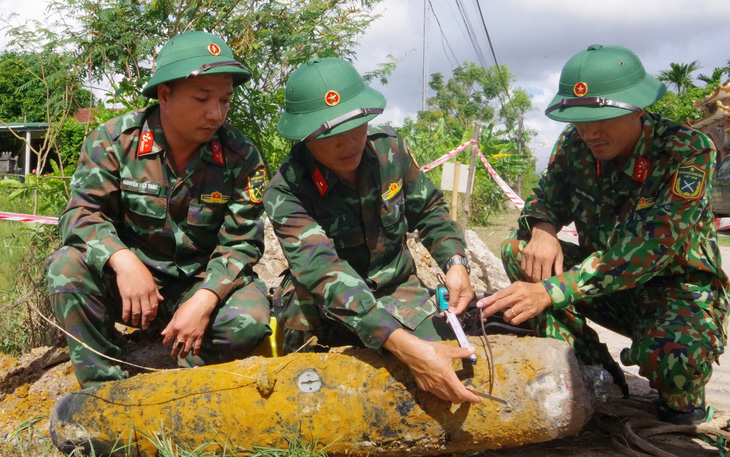 Di dời dân, chặn quốc lộ để hủy nổ quả bom từ trường gần cửa khẩu quốc tế - Ảnh 2.