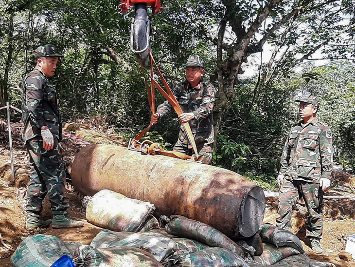 Xử lý an toàn quả bom nặng 1.362 kg, còn nguyên ngòi và kíp nổ gần cầu Long Biên - Ảnh 3.