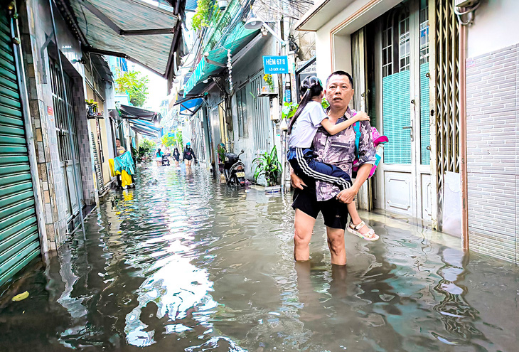 Dân vùng triều cường ngóng công trình chống ngập - Ảnh 1.