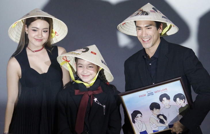 Nadech Kugimiya của Quỷ ăn tạng nhảy See tình, đội nón lá hát mừng ngày 20