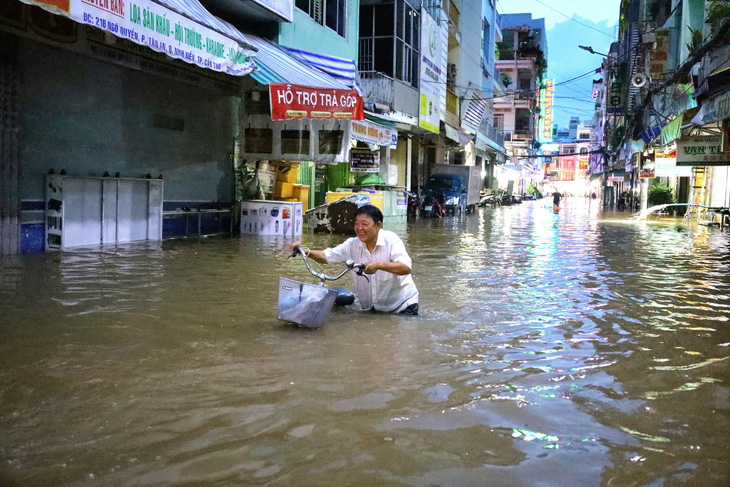 Âu thuyền, cống ngăn triều hoạt động hiệu quả, vì đâu Cần Thơ vẫn ngập sâu? - Ảnh 2.