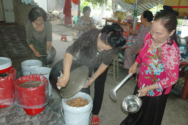 'Biệt đội tóc dài' nhân ái - Ảnh 5.