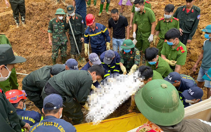 Mưa lớn dân chạy khỏi nhà tránh sạt lở, trời tạnh lại về sống trong sợ hãi - Ảnh 2.