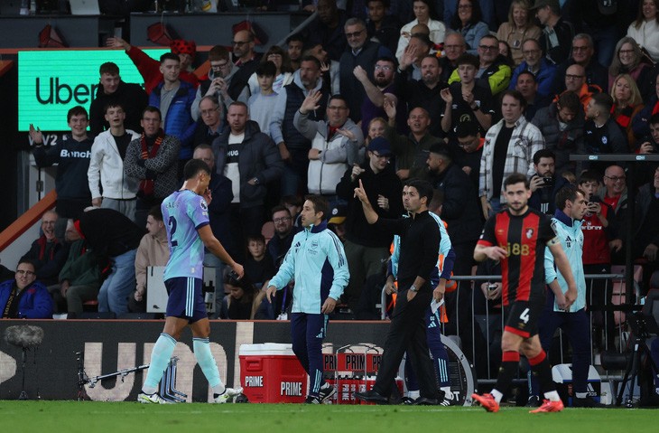 Declan Rice chê Arsenal ‘ngây thơ’ sau thẻ đỏ gây tranh cãi - Ảnh 2.