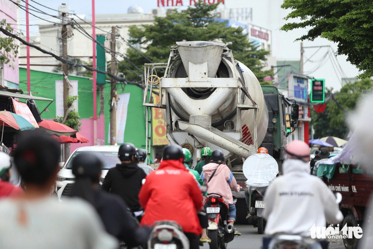 Sau vụ tai nạn ở vòng xoay Phú Hữu, dân càng lo vì khu vực 'gánh' nhiều xe tải nặng - Ảnh 1.