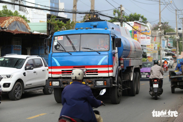 Sau vụ tai nạn ở vòng xoay Phú Hữu, dân càng lo vì khu vực 'gánh' nhiều xe tải nặng - Ảnh 3.